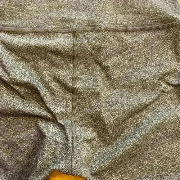 Lululemon Women's gray cropped athletic leggings size 4  excellent condition - Picture 3 of 10